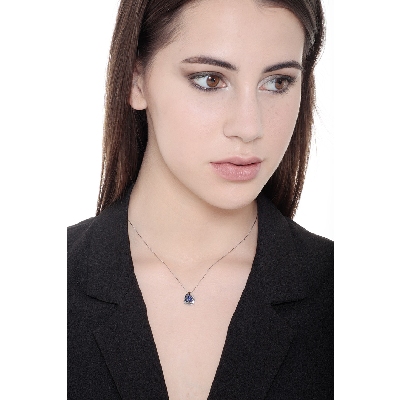 Cadena en oro blanco 18k con colgante gota de zafiros azules