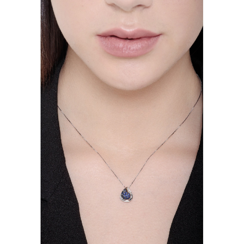 Cadena en oro blanco 18k con colgante gota de zafiros azules