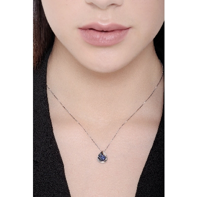 Cadena en oro blanco 18k con colgante gota de zafiros azules