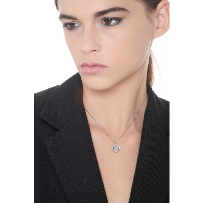 Cadena en oro blanco 18k con colgante corazón de aguamarina y diamantes