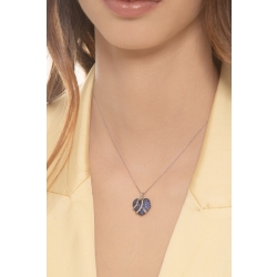 Collar en oro blanco de 18k con colgante corazón de zafiros y diamantes 2