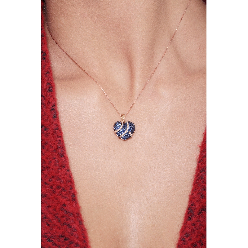 Collar corazón en oro rosa 18k con zafiros azules y diamantes