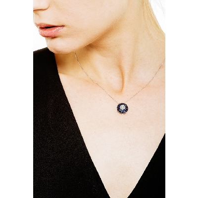 Collar con pavé de zafiros azules y diamantes en oro blanco 18k