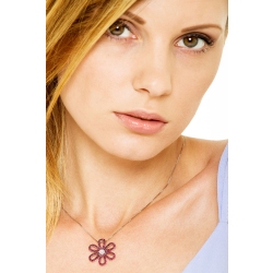 Collar en oro blanco 18k con colgante en forma de flor con rubies y diamantes 2
