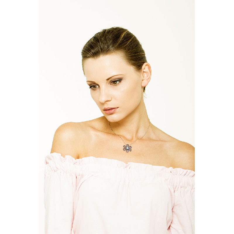 Collar en oro blanco 750 con flor de zafiros azules y diamantes