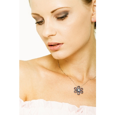 Collar en oro blanco 750 con flor de zafiros azules y diamantes