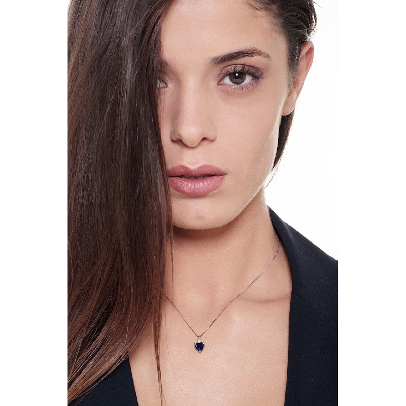 Collar oro blanco de 18 kt con zafiro azul corazón
