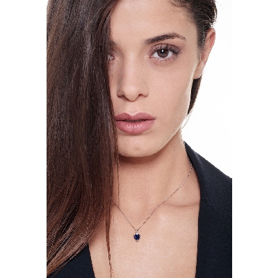 Collar oro blanco de 18 kt con zafiro azul corazón