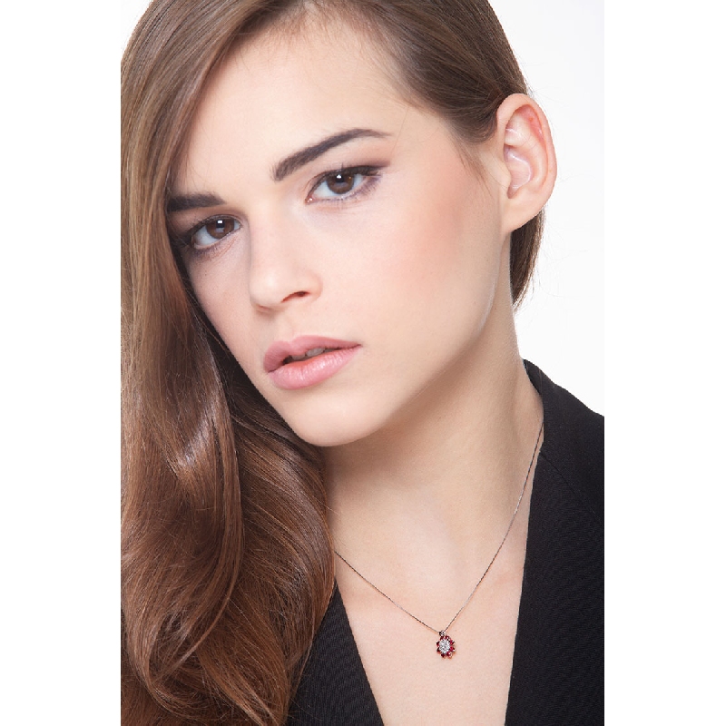 Collar en oro blanco 18k con forma de flor con diamantes y rubies