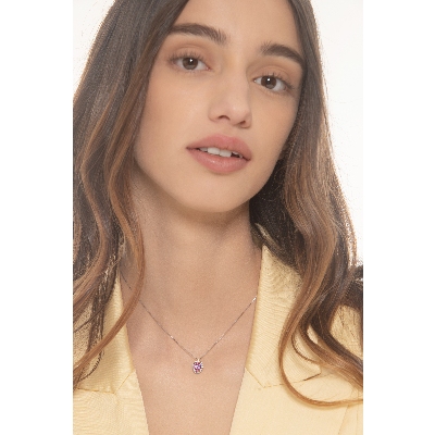 Collar halo en oro blanco de 18K con un zafiro rosa con diamantes