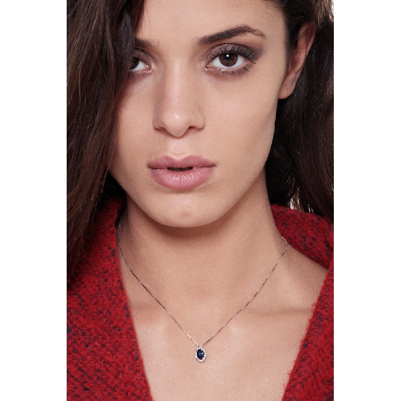 Collar oro blanco de 18K con un zafiro azul rodeado de diamantes Collar oro blanco de 18K con un zafiro azul rodeado de diamantes