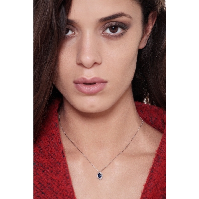 Collar oro blanco de 18K con un zafiro azul rodeado de diamantes