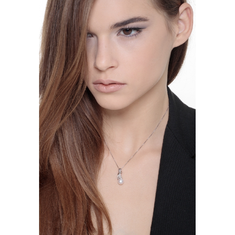 Collar en oro blanco 18k con diamantes y perla