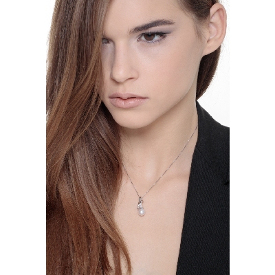 Collar en oro blanco 18k con diamantes y perla