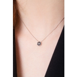 Collar en oro blanco de 18k con flor en diamantes negros y blancos 2