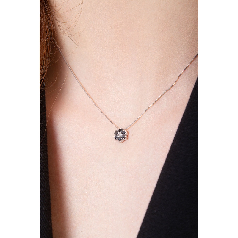 Collar en oro blanco de 18k con flor en diamantes negros y blancos Collar en oro blanco de 18k con flor en diamantes negros y blancos