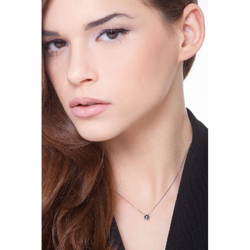 Collar con flor en oro blanco 750 con diamantes negros