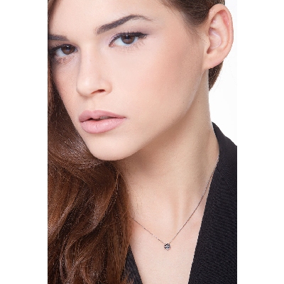 Collar con flor en oro blanco 750 con diamantes negros