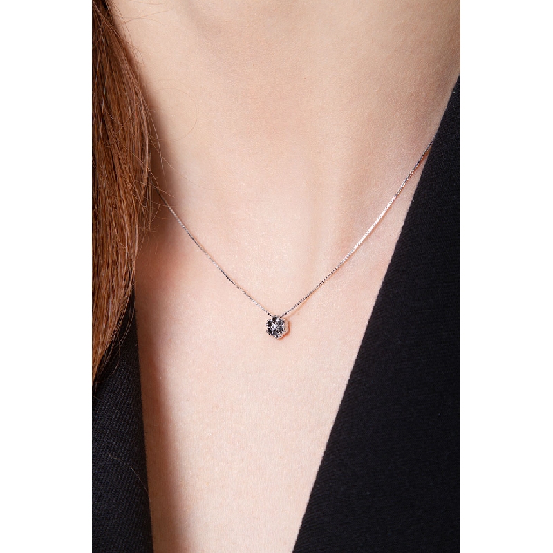 Collar con flor en oro blanco 750 con diamantes negros
