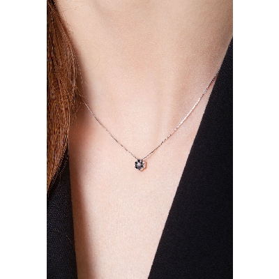 Collar con flor en oro blanco 750 con diamantes negros