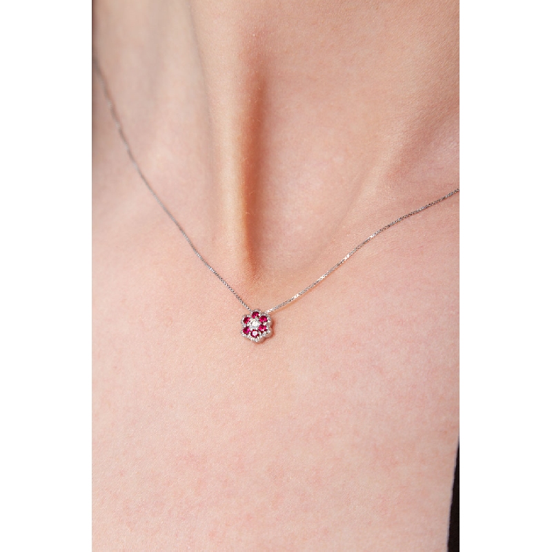 Collar con flor oro blanco 18k con diamante y rubies Collar con flor oro blanco 18k con diamante y rubies
