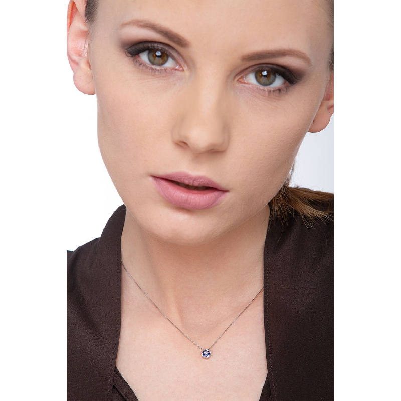 Collar en oro blanco 18k flor diamante y zafiros azules
