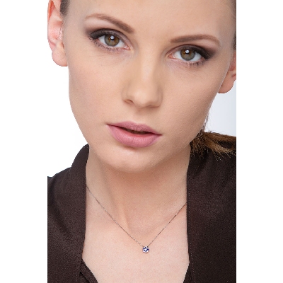 Collar en oro blanco 18k flor diamante y zafiros azules