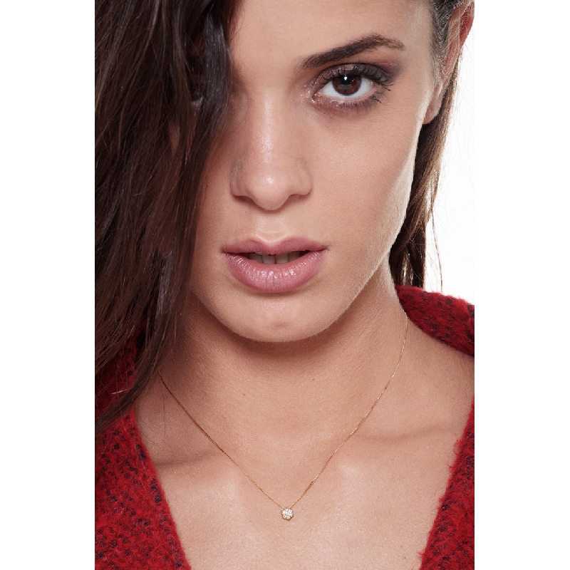 Collar en oro amarillo 18k con colgante de flor y diamante