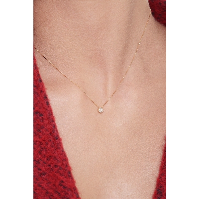 Collar en oro amarillo 18k con colgante de flor y diamante