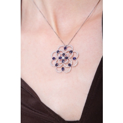 Collar flor en oro blanco 18k con colgante de zafiros azules y diamantes 2