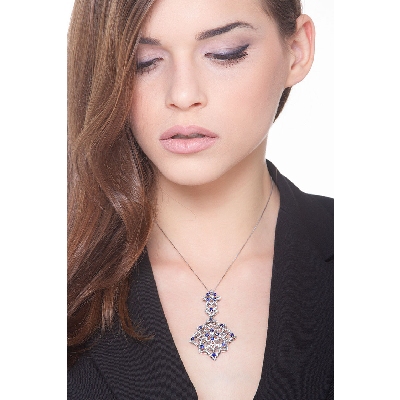 Collar flor con colgante en oro blanco con zafiros y diamantes