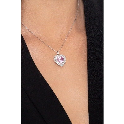 Colgante elegante en oro 18k con zafiro rosa en forma de corazón y diamantes