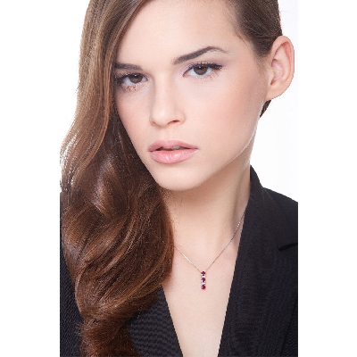 Collar en oro blanco 750 trilogy de rubies y diamantes