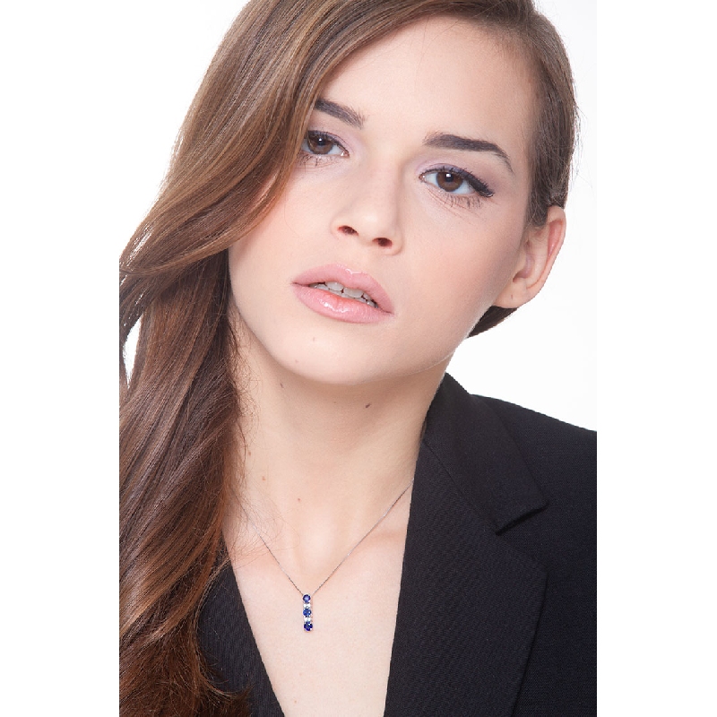 Collar en oro blanco 18 quilates con colgante trilogía en zafiros azules y diamantes