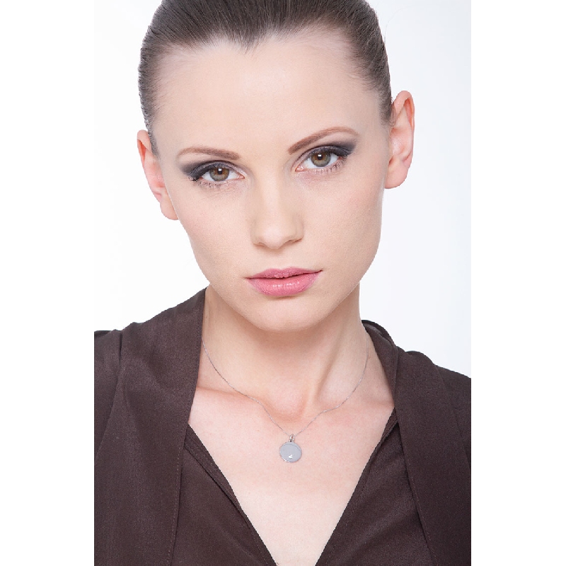 Collar con medalla redonda en oro blanco 18k con diamante Collar con medalla redonda en oro blanco 18k con diamante