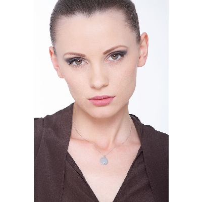 Collar con medalla redonda en oro blanco 18k con diamante