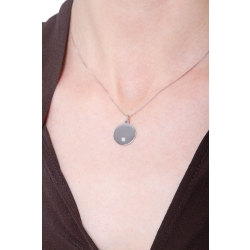 Collar con medalla redonda en oro blanco 18k con diamante 2