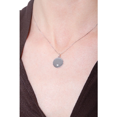 Collar con medalla redonda en oro blanco 18k con diamante