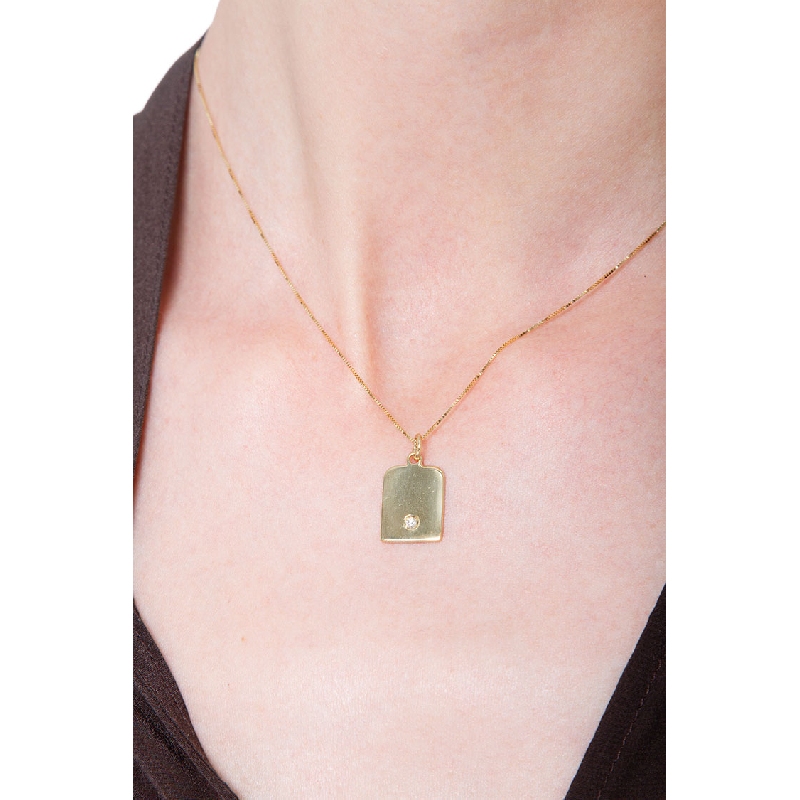 Collar con medalla redonda en oro amarillo con diamante