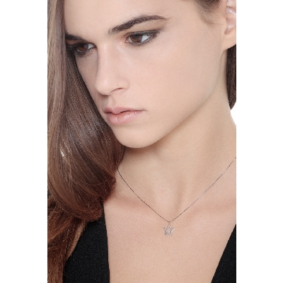 Collar con colgante en forma de estrella con un diamante