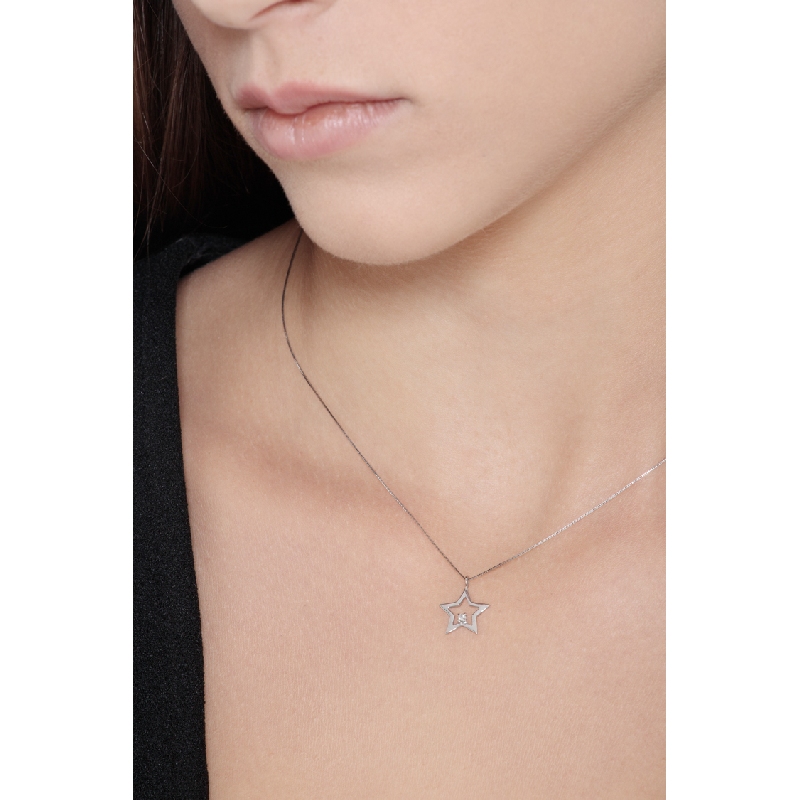 Collar con colgante en forma de estrella con un diamante Collar con colgante en forma de estrella con un diamante