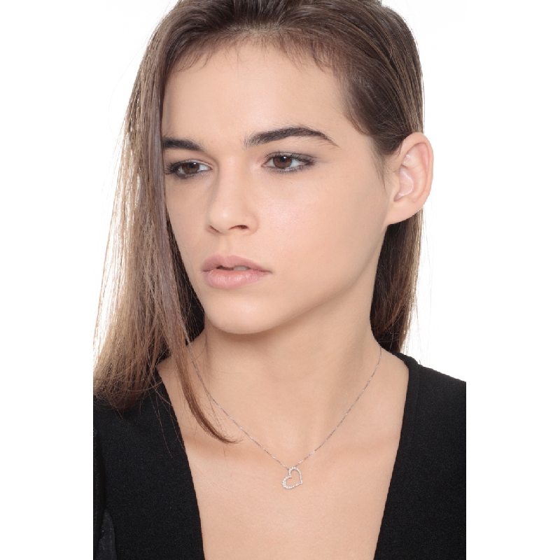 Collar con colgante de corazón en oro blanco con diamantes