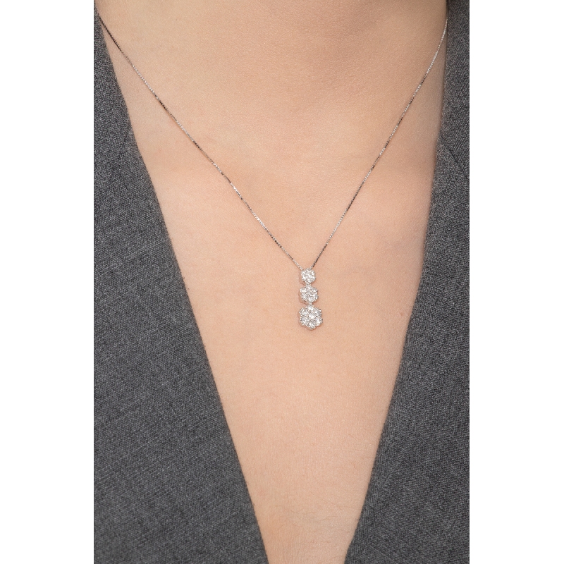 Collar en oro 18k con colgante trilogy en forma de flor con diamantes