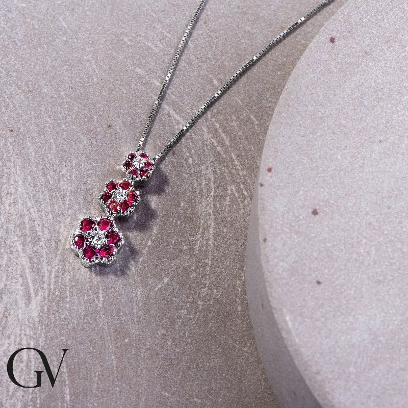 Collar trilogy en oro blanco 18k con tres flores rubies