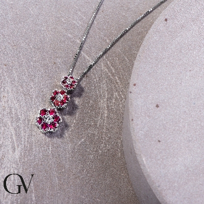Collar trilogy en oro blanco 18k con tres flores rubies