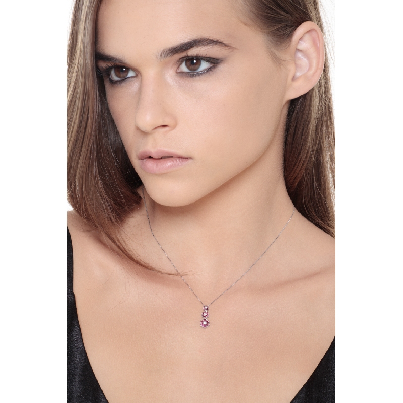 Collar trilogy en oro blanco 18k con tres flores rubies