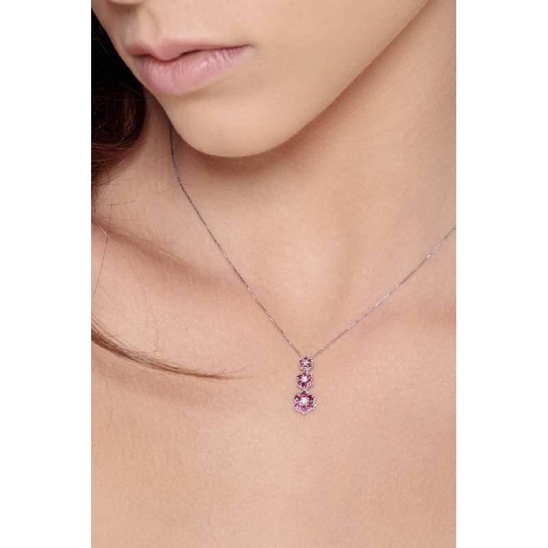 Collar trilogy en oro blanco 18k con tres flores rubies