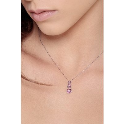 Collar trilogy en oro blanco 18k con tres flores rubies