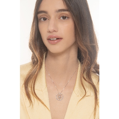 Collar en oro blanco 18k con colgante en forma de rueda