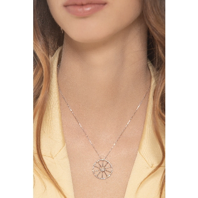 Collar en oro blanco 18k con colgante en forma de rueda